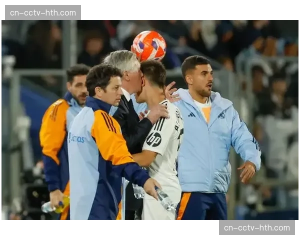 特写:进球后,皇马小将居莱尔跑向场边与即将离任的体能教练拥抱 特写:进球后,皇马小将居莱尔跑向场边与即将离任的体能教练拥抱