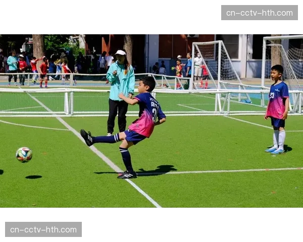 勒沃库森俱乐部青训营向本地小学开放足球体验日。 勒沃库森俱乐部青训营向本地小学开放足球体验日。