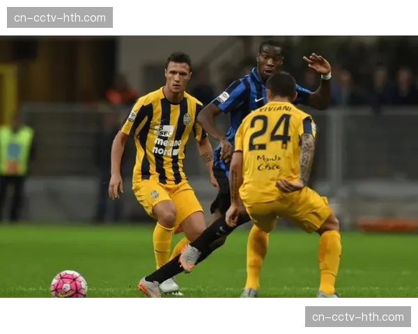 赛场通讯:维罗纳球员在定位球进攻中展现高效配合,十分钟内两度头槌破门 赛场通讯:维罗纳球员在定位球进攻中展现高效配合,十分钟内两度头槌破门