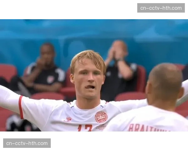 贝蒂斯球员威廉·若泽进球后展示声援患病儿童的T恤